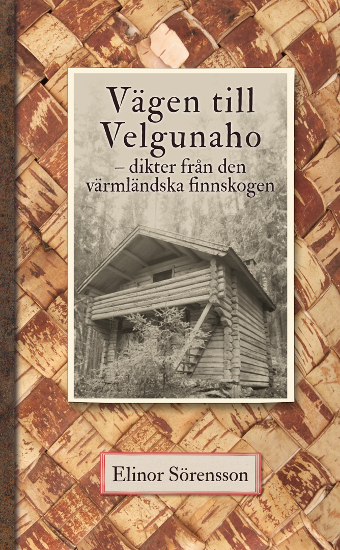 Omslaget till boken ' Vägen till Velgunaho' av Elinor Sörensson med ett foto föreställande ett gammalt härbre mot en bakgrund av flätad näver