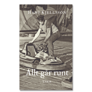 Omslaget till 'Allt går runt' lyrik av Hans Kjellsson med en bild av en tivoliarbetare som stående manövrerar en radiobil. Originalbilden 'Auf dem Hamburger Dom 1968', foto: Gerd Minigram, Museum der Arbeit i Hamburg