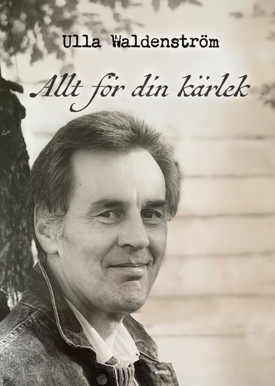 Omslaget till 'Allt för din kärlek' av Ulla Waldenström med ett gulnat fota av mannen som hon kom att dela sitt liv med