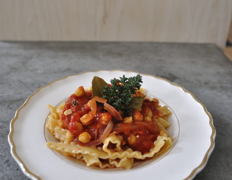 pasta with chickpeas and tomatoes