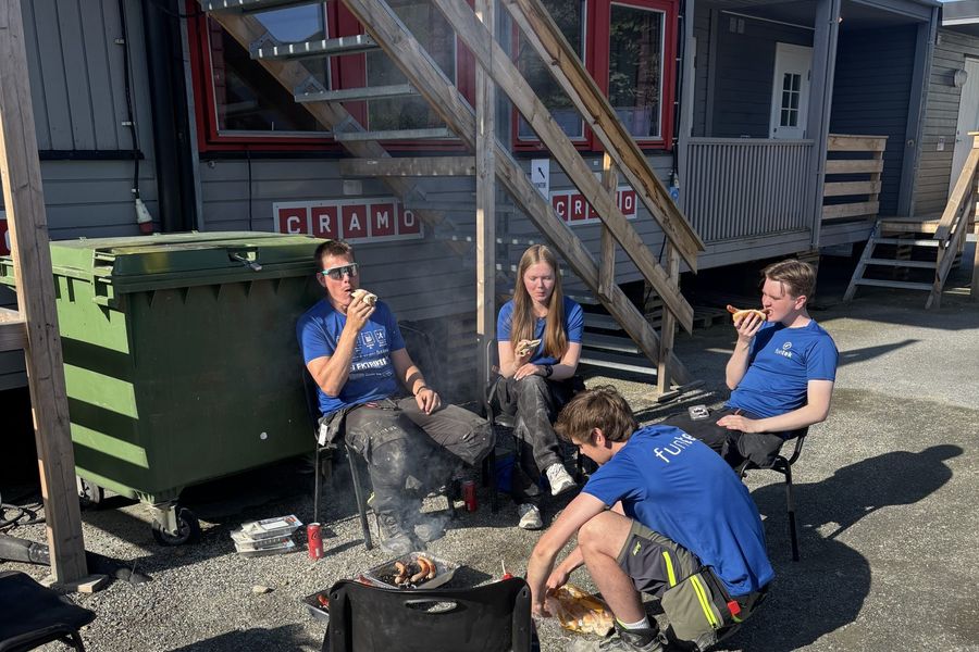 Montørar og lærlingar i Funtek AS på pause ved eit oppdrag