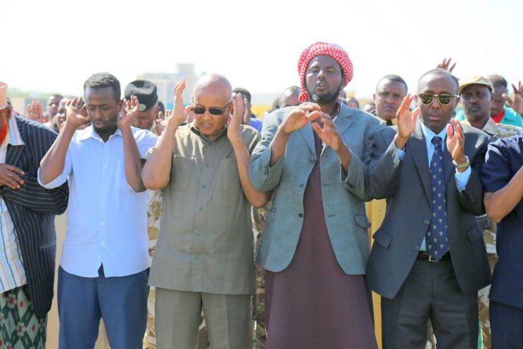Gudoomiye Cirro Iyo Wasiiro Ka Tirsan Xukuumadda Somaliland Oo Saaka Salaadii Roob Doonta Ahayd La Tukaday Shacabka Magaalada Hargeysa+Sawiro