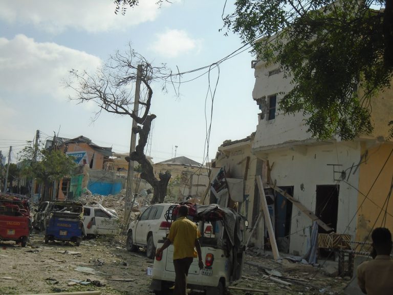 Dagaalyahano ka tirsan Kooxda Al-shabaab oo gudaha u galay hoteelka Dayax ee magaalada Muqdisho SAWIRO.