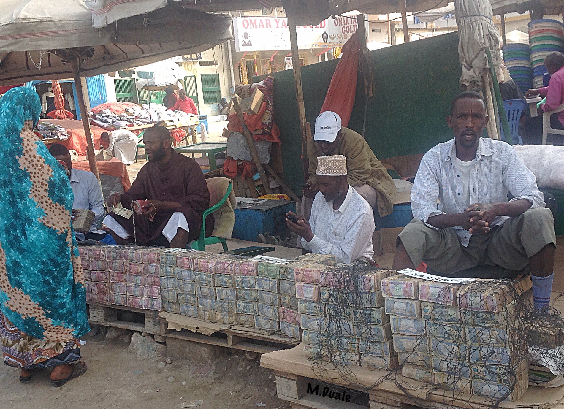 Xukuumadda Somaliland Oo Xabsiga U Taxaabtay Sarriflayaal Badan Oo Fadhiista Badhtamaha Magaalada Hargeysa Kadib Markey Diidaan Iney Dollar Ku Sarifaan Qiimaha Loogooyey.