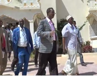 Daawo Muuqaalka Musharaxa Kulmiye Muuse Biixi Oo Qado Sharaf Ku Maamuusay Madaxweynihii Hore Ee Somaliland Md. Daahir Rayaale Kaahin.