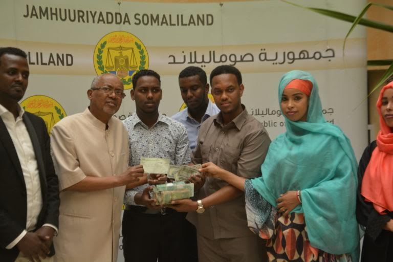 Guddida Taakulanta Abaaraha Somaliland Oo Qadar Lacageed Ka Gudoomay Urur dhalinro Iyo Ku-simaha Madaxwaynaha Oo Goob Joog Ka Ahaa