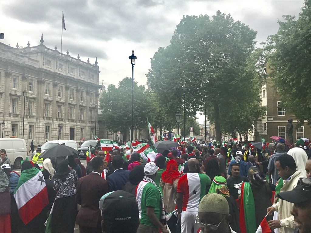 Toos.Daawo Sawirada shacabka Reer Somaliland ee Dalka Ingiriiska oo Mudaharaadka ay ku Tageerayaan 18 may kusoo Bandhigay Caasimadda London.