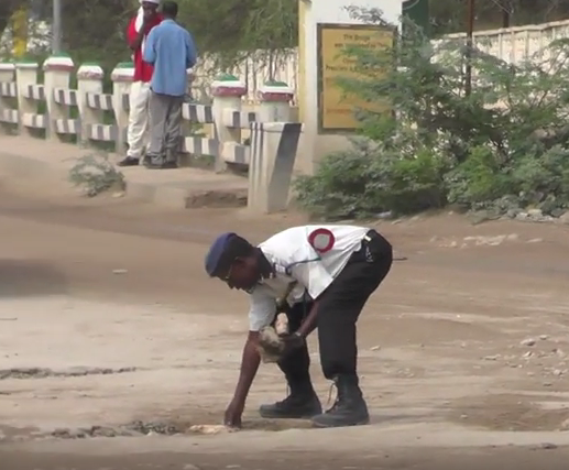 Daawo:Mid Ka Mid ah Ciidamada Ilaalada Nabadgalyada Wadooyinka Oo Dhisaya Meelaha Godadku Ka Qodmeen Laami Halbawle U ah Magaalada Hargaysa Iyo Khuurada Dawlada Hoose