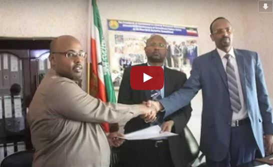 DAAWO: Wasiirka Warshadda Somaliland Oo Xilalkii U Kala Wareejiyay Wasiiru Dawlaha Cusub Iyo Wasiirku Xigeenkii Hore.