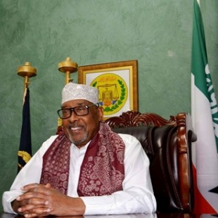 Madaxweynaha Somaliland Oo tacsi U Diraya Qoyska, Iyo Qaraabada Marxuum Mujaahid Maxamed Biixi Caalin (Ooto)