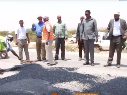 Daawo-Wasaarada Hawlaha Guud Ee Somaliland Oo Cabasho Badan Ka Dib Bilowday Dayactirka Wadada U Dhaxaysa Hargeisa Ilaa Kalabaydh.