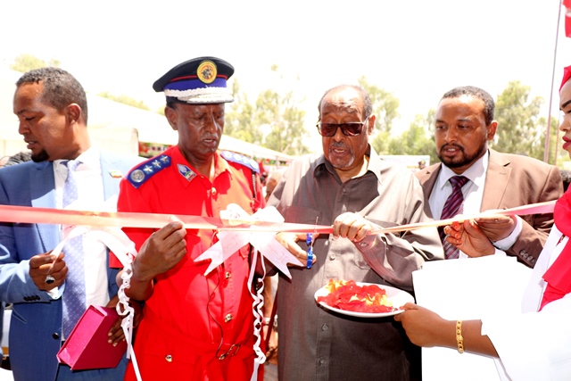 Madaxweynaha Oo Xadhiga Ka Jaray Xarunta Dab-demiska Caasimada Hargeysa, Tababarna U Soo Xidhay Ciidamo Dhamaystay Xirfadda Deb-deminta Iyo Gargaarka Koowaad.