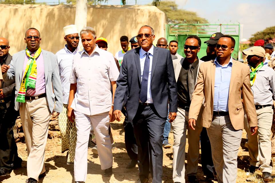 “Muuse Wuxuu Ahaa Wasiirkii Daakhiliga Ee Madaxweyne Cigaal, Wuxuu Ahaa Raggii Colaadihii Gobolkan Yaalay Dhameeyey, Maxamed Cali Iyo Cabdiraxmaan Cirro Xagee Ayey Awdal Ku Leeyihiin? Car Maalin Hala Soo Baxeen.” Wasiir Maxamuud Xaashi.