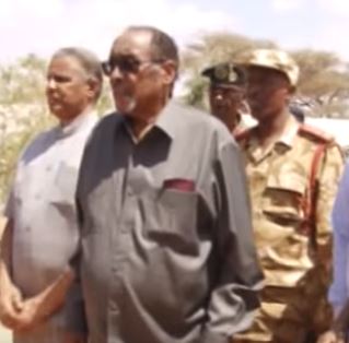 Halkan Ka Daawo-Madaxweynaha Somaliland Oo Xadhiga Ka Jaray Qayb Cusub Oo lagu Kordhiyey Miiska Saraakiisha Ciidanka.