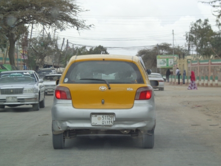 Halkan Ka Daawo-Musharaxa Xisbiga Kulmiye Oo Saaka Suuqa Hargeisa Lagu Arkay isagoo Saaran Baabuur Yar Oo Taxi Ah.