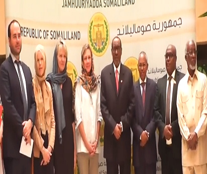 Halkan Ka Daawo-Madaxweynaha Somaliland Oo Xafiiskiisa Ku Qaabiley Wafti Ka Socoda Beesha Caalamka.