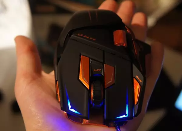 mad catz mmo mouse in hand