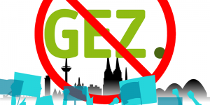 Das GEZ-Logo, rot durchgestrichen, vor einer Skyline der Stadt Köln