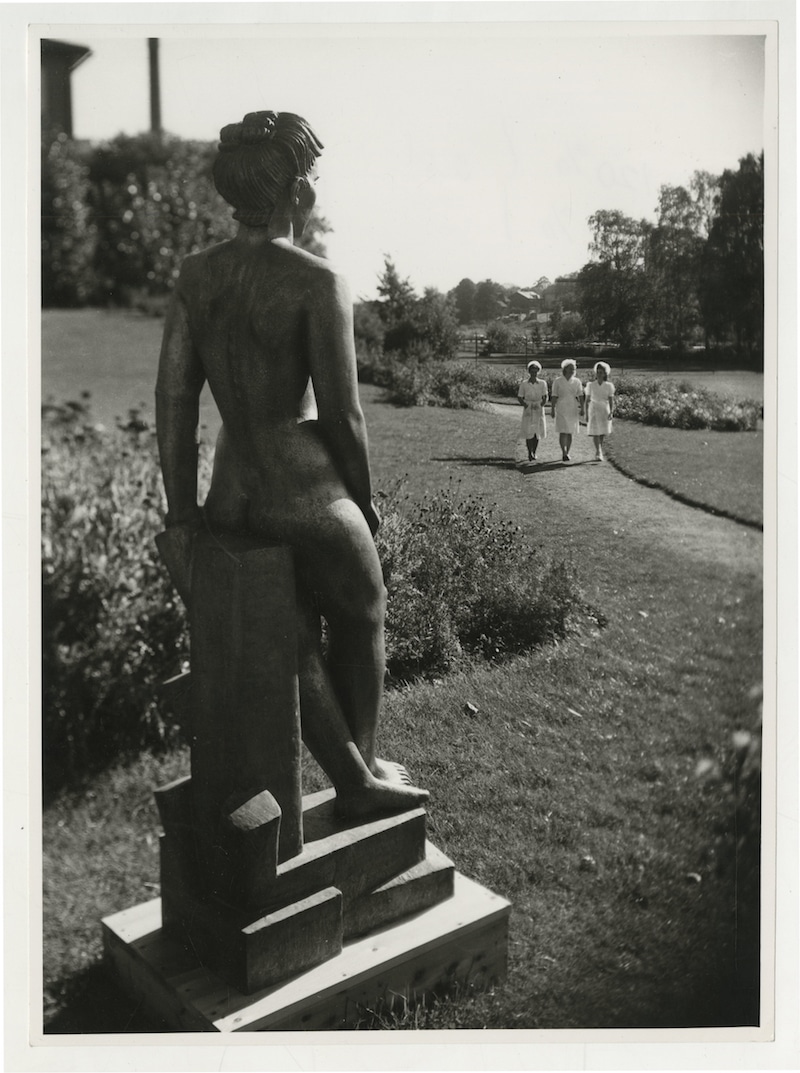 Marabou-personal med statyn Margit av Bror Hjorth