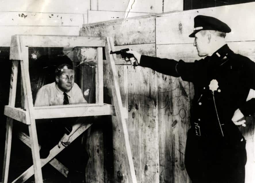 Test av skottsäkerhet från början av 1900-talet - klassiskt herrmode och  etikett