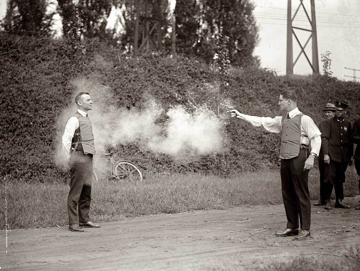 Test av skottsäkerhet från början av 1900-talet - klassiskt herrmode och  etikett