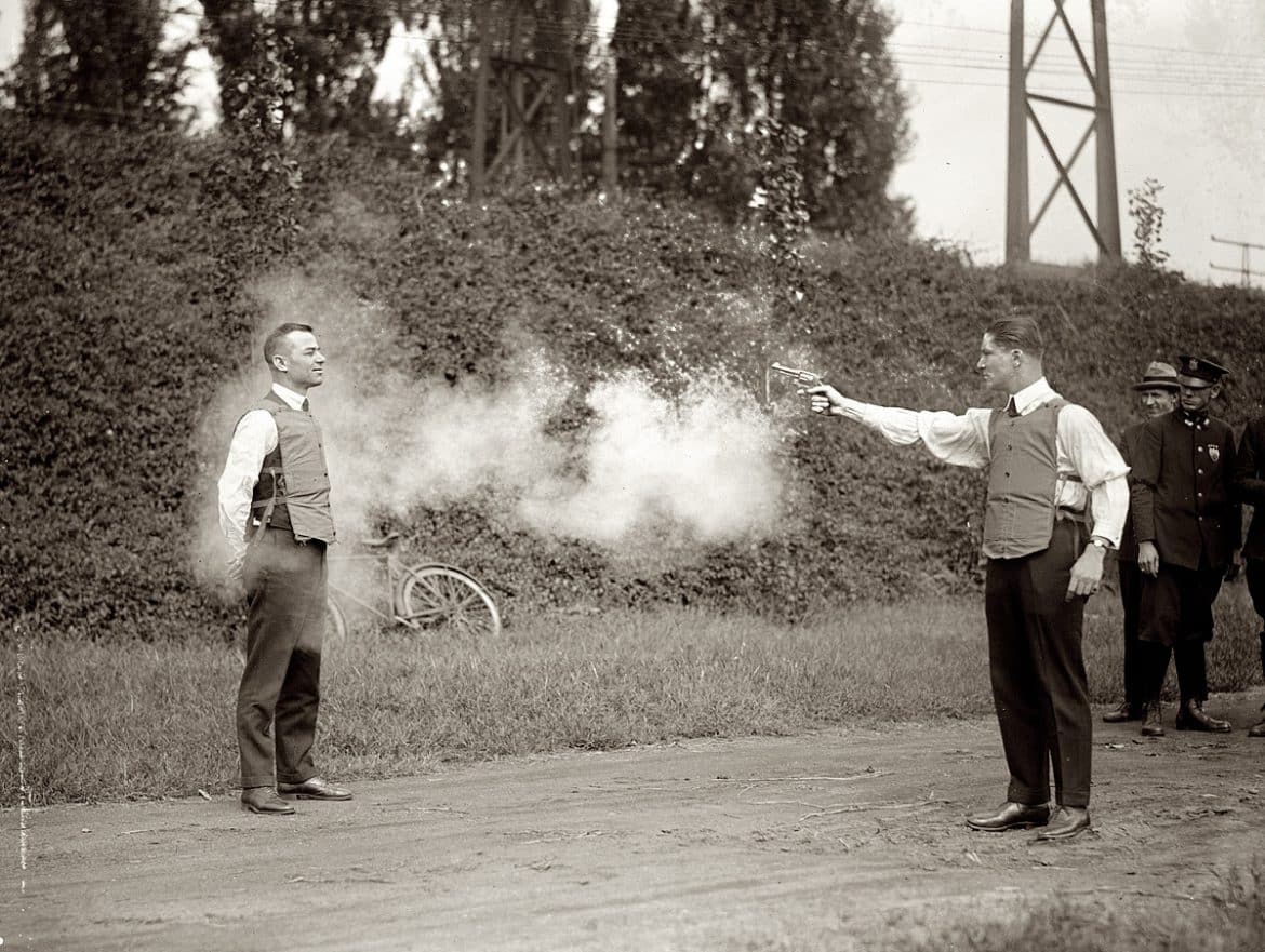 test av skottsäker väst 1920-tal
