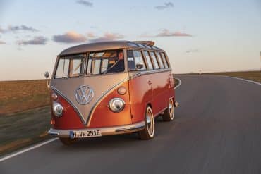 ikonen Volkswagen folkabussen blir eldriven
