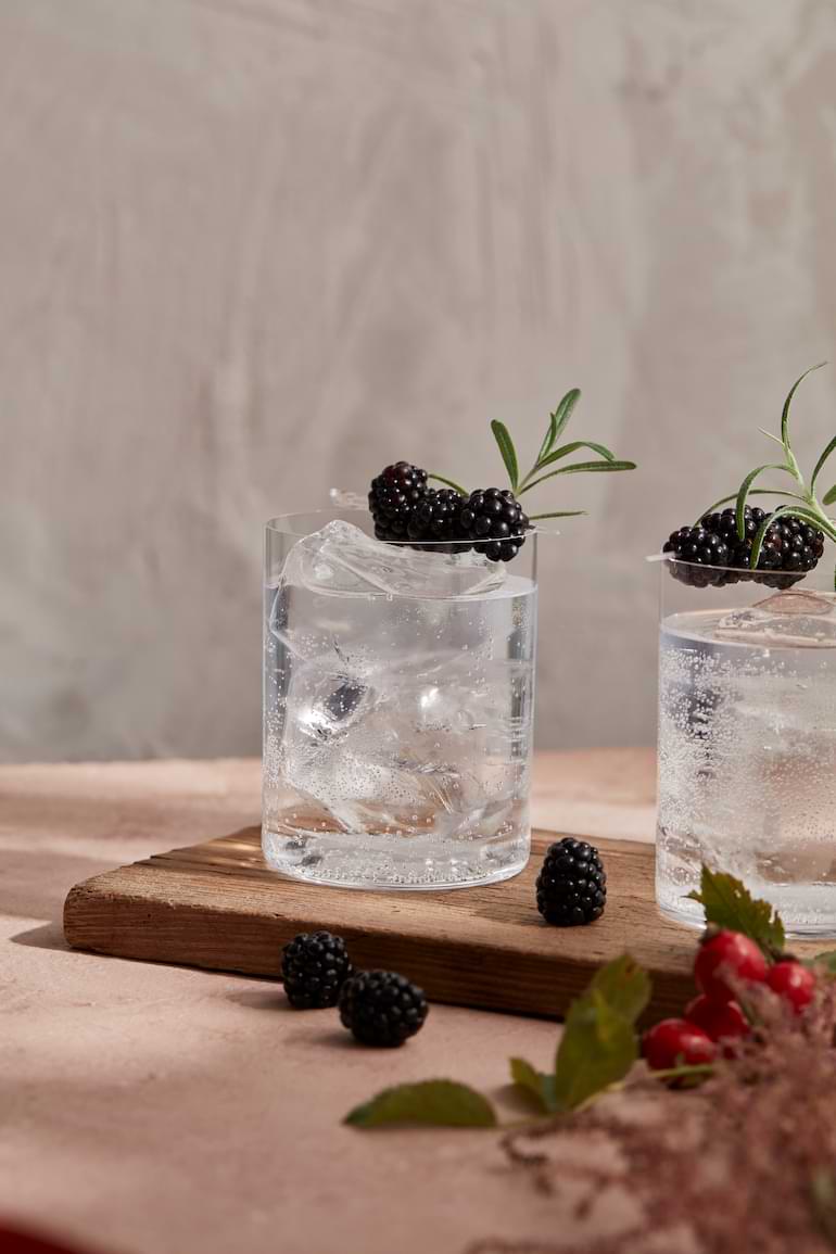 drink med björnbär gin