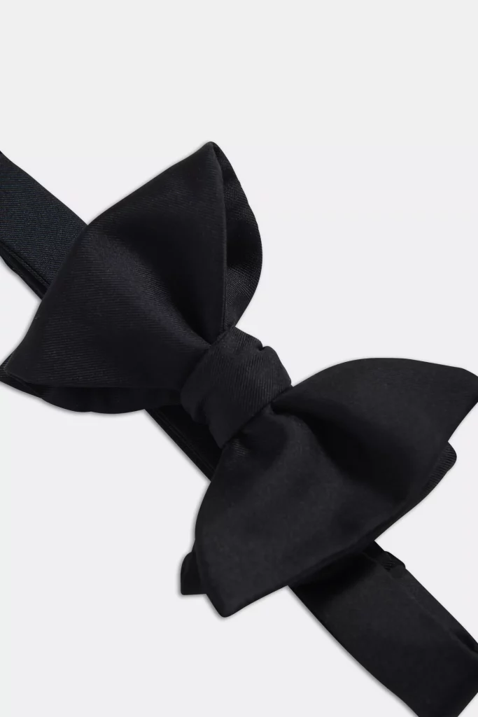 svart eller mörkblå fluga ingår i black tie