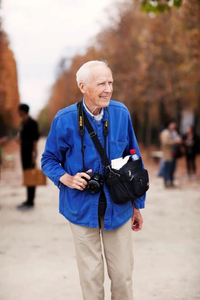 Bill Cunningham i en blå skjortjacka eller twill chore jacket