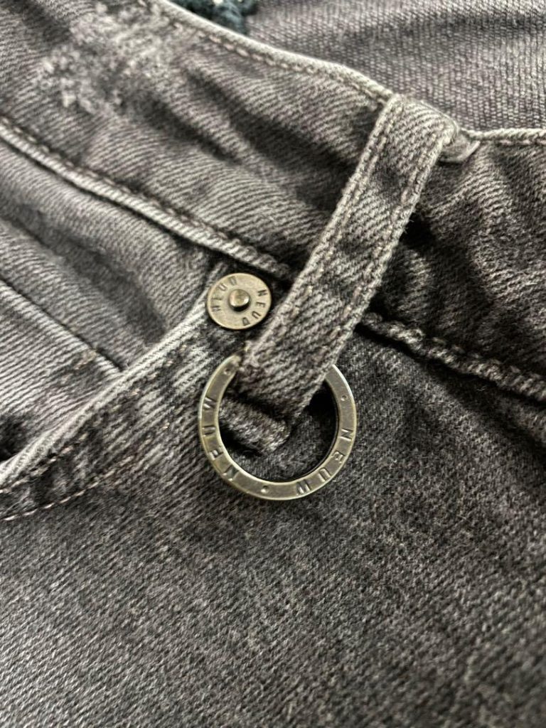 the fob ring är ett exempel på svenskgrundade jeansmärket NEUWs fokus på designdetaljer