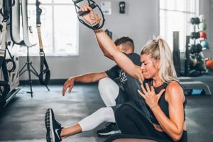 Personal_Training Zwei Personen machen gemeinsam Sport