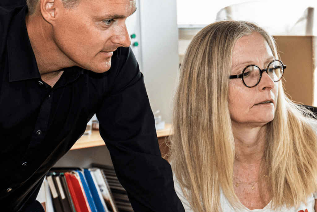 Jonas fra it firmaet Get It Done hjælper medarbejder med et it problem