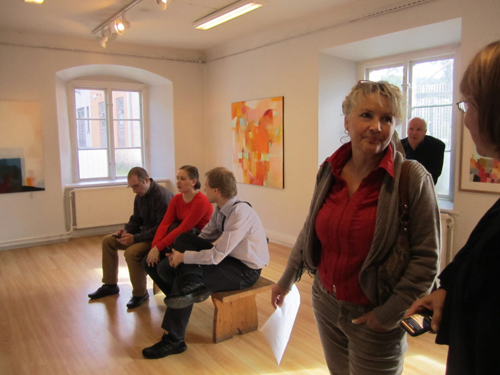 Kerstin Lindelöw med flera  på konstutställning av P Matti Sirviö och Tua Hado i Stockholm