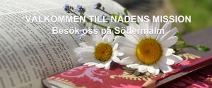 Bok, blommor och text: Välkommen till Nådens Mission, besök oss på Södermalm.