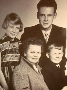 Herta Hansi Mamma och Ägid vid Ägids kommunion ca 1954