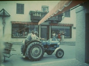 Här kör Karl Kaserer sin traktor förbi Tant Filomenas affär och han såg att jag tog ett kort på honom men han tittade avsiktligt snabbt bort så jag tror han skämdes för mig när jag återbesökte Prad efter 25 år