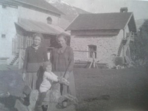 Två syskon till Maria Ortler framför huset till höger där Vetter Willi och Leo bodde ovanpå slakt- och tvättrummet 
