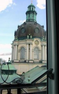Utsikten från vårt rum som ligger på tredje våningen är mot Gustav Vasakyrkans kyrktornet. 