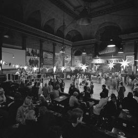 Från början byggdes Nalen – Nationalpalatset – som ordenshus åt Samfundet Enighet och Vänskap och därefter var det nöjespalats från början av 1900-talet fram till 1968, då LP-stiftelsen flyttade in och öppnade huset för hemlösa och missbrukare. Slutet av boken handlar om renoveringen av huset sedan stiftelsen lagt ner verksamheten där. I dag har man i Nalen restaurang, konferensverksamhet och konserter.