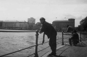 Peter tittar ut över Elbe floden i Hamburg