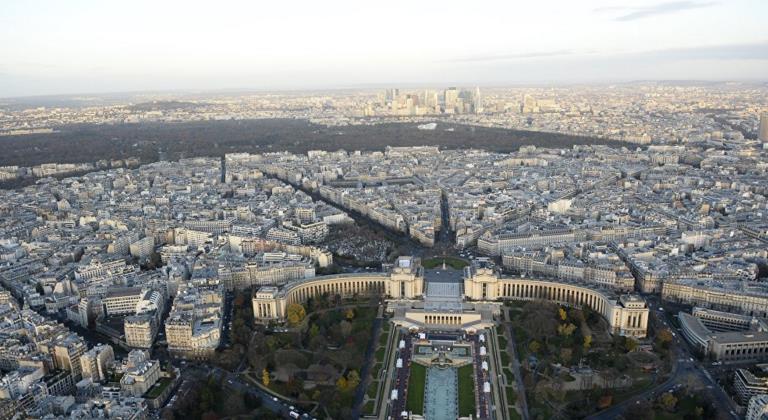 De gröna i övre halvan är den stora parken i Paris "Bois de Boulogne"