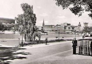 Här vid infarten till Skeppsholmen så står vakten för att området tillhörde militären på den tiden...