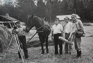 Erik Eriksson filmar 1986 höhässjning i byn Stocksbo, Färila, för sitt ”livs film”, I Kolarskogen, 