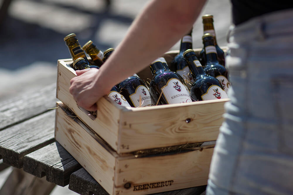 Øl fra et mikrobryggeri på Lolland pakket i en trækasse