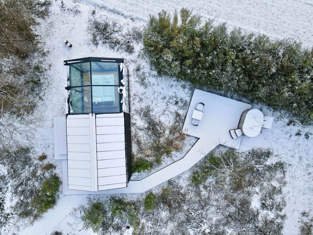 Winter glamping hos Glashytterne, en snedækket glashytte på Lolland