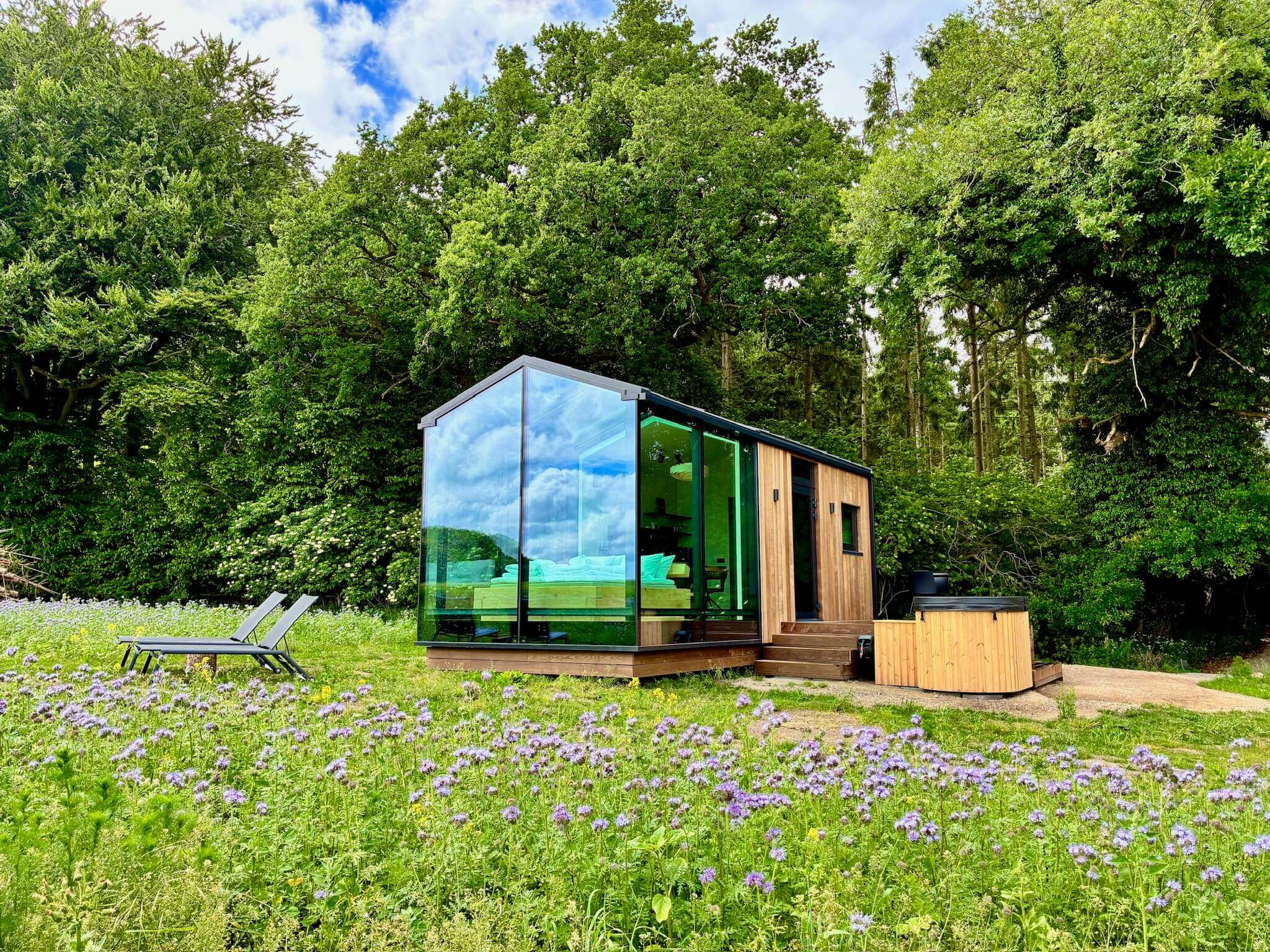 En naturoplevelse med privat boblebad hos Glashytterne, midt i en blomstereng