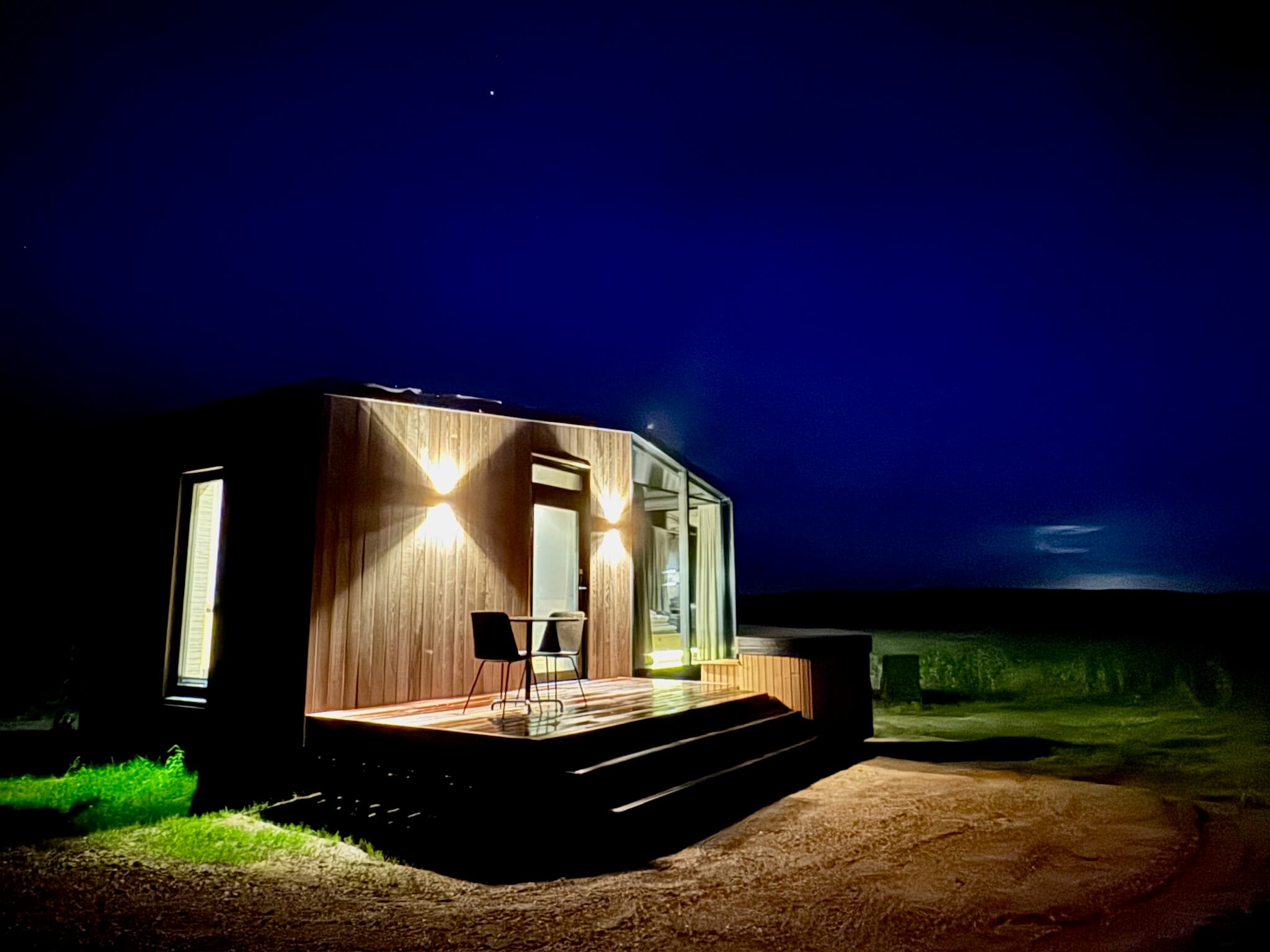 Glashytten Mira oplyst om natten under en mørkeblå himmel