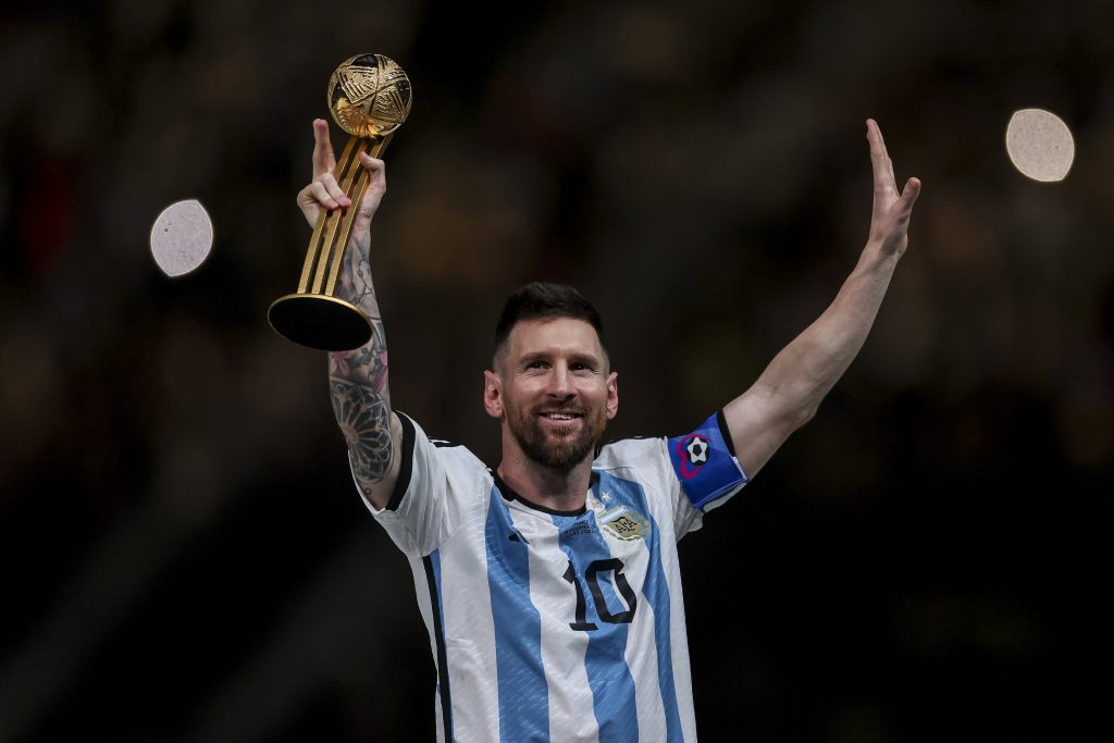 Lionel Messi at holding an award at the 2022 FIFA World Cup