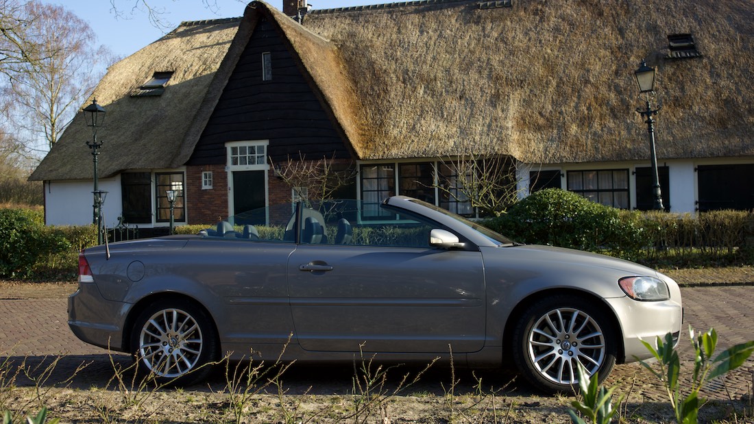 Opendakjesdag. Foto van een Volvo C70 voor een mooi huis.